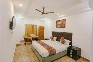 Habitación de hotel con cama y TV en FabExpress Taj Residency en Nueva Delhi