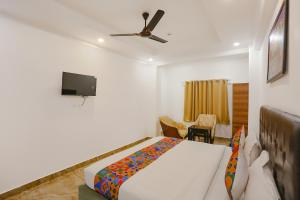 Habitación de hotel con cama y TV en FabExpress Taj Residency en Nueva Delhi