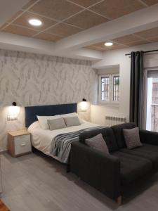 una camera con letto e divano di Estudio Morella a Morella