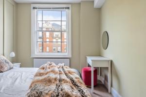 a bedroom with a bed and a window at Central London-Modern Contemporary Flat in London