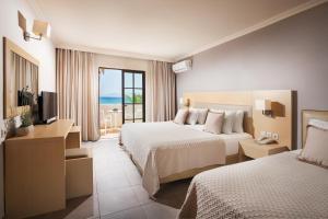 Posteľ alebo postele v izbe v ubytovaní Porto Bello Beach Hotel