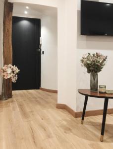 Televízia a/alebo spoločenská miestnosť v ubytovaní Appartement Familial Au Coeur du Marais