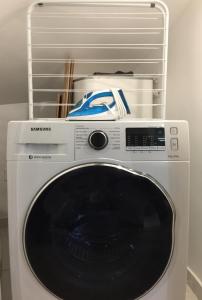 uma máquina de lavar roupa com uma prateleira em cima em Appartement Familial Au Coeur du Marais em Paris