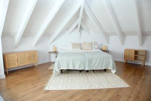 sypialnia z łóżkiem w białym pokoju w obiekcie La Torre de Guardiola w mieście Guardiola de Berguedà