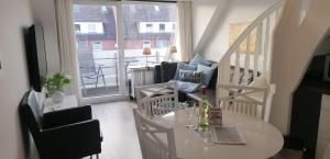ein kleines Wohnzimmer mit einem Tisch und Stühlen in der Unterkunft Wohnung Sylter Brise in Wenningstedt-Braderup