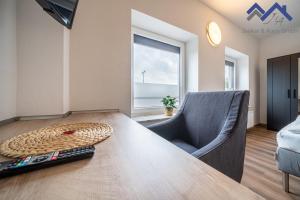 een kamer met een tafel, een stoel en een raam bij Ferienapartments Junker & Auen in Weener