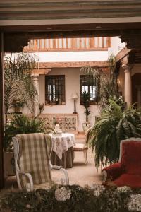een patio met een tafel en stoelen in een huis bij La Corrala del Realejo in Granada