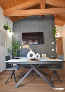 TV a/nebo společenská místnost v ubytování Appartamento al mare con terrazza e garage