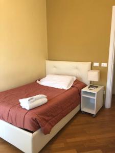 ヴィアレッジョにあるAppartamento Vanigliaのベッドルーム1室(ベッド1台、タオル2枚付)