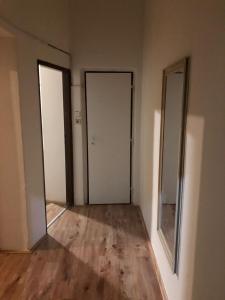 Habitación vacía con 2 puertas y suelo de madera en Nette Wohnung in der Altstadt 2, en Cheb