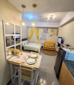 een kleine kamer met een tafel en een bed bij House of B&Y at 101 Newport across NAIA T3 in Manilla