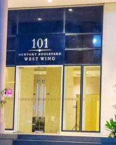 馬尼拉的住宿－House of B&Y at 101 Newport across NAIA T3，一家新东北方向的西翼的商店前方