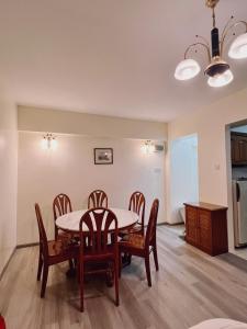 una cucina e una sala da pranzo con tavolo e sedie di Blossom Silverpark Apartment a Bukit Fraser