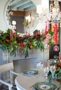 una mesa de comedor con adornos navideños. en La Corrala del Realejo, en Granada