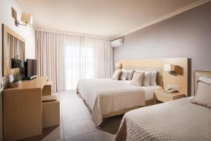 Posteľ alebo postele v izbe v ubytovaní Porto Bello Beach Hotel