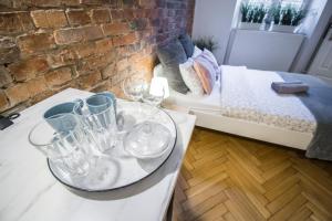 Una habitación con gafas en una mesa con una cama en LION apartments en Cracovia