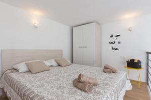 1 dormitorio con 1 cama con 2 almohadas en Pomet Delux Studio, en Dubrovnik