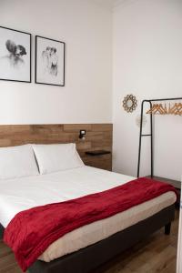 Un dormitorio con una cama con una manta roja. en Maison L'amuri en Palermo