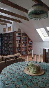 een eetkamer met een tafel met kaarsen erop bij Forreset - leśny apartament, sauna i balia jacuzzi in Gietrzwałd +59 foto's