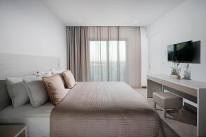 Posteľ alebo postele v izbe v ubytovaní Porto Bello Beach Hotel