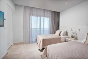 Posteľ alebo postele v izbe v ubytovaní Porto Bello Beach Hotel
