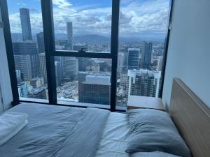 Voodi või voodid majutusasutuse Amazing views 60th level skytower 3 bedrooms toas