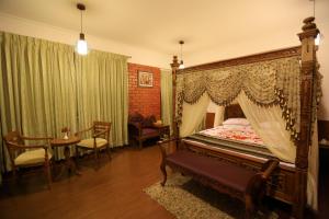 Un pat sau paturi într-o cameră la Western Valley Resorts Ooty +78 fotografii