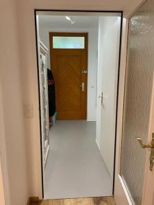 un corridoio con porta che conduce a una camera di Appartement Seenähe mit gratis Tiefgaragenplatz a Seewalchen