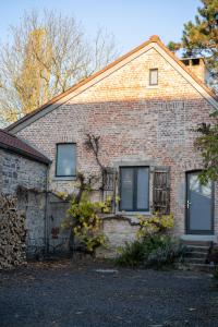 a brick house with windows on the side of it at Au four et au jardin in Namur
