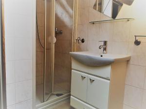 a bathroom with a sink and a shower at Ferienwohnungen Michel in Weimar