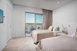 Posteľ alebo postele v izbe v ubytovaní Porto Bello Beach Hotel + 32 fotografií