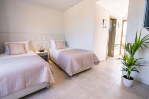 Posteľ alebo postele v izbe v ubytovaní Porto Bello Beach Hotel