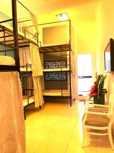 Letto o letti in una camera di Hanoi Jade Hostel