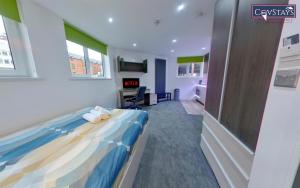 um quarto com uma cama e uma secretária em New House - Magnificent Studios in Coventry City Centre, free parking, by COVSTAYS em Coventry