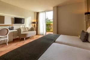 Postel nebo postele na pokoji v ubytování Hotel TorreMirona Golf & Spa