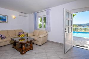 Bazén v ubytování Holiday Villa Perna nebo v jeho okolí