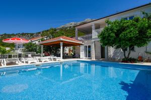 Bazén v ubytování Holiday Villa Perna nebo v jeho okolí