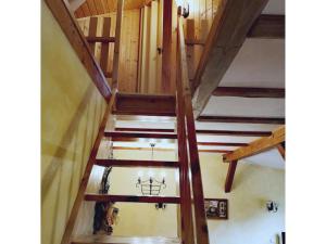 uma escada numa casa com tectos em madeira em Ferienwohnungen Michel em Weimar