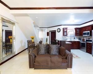 Il comprend un salon avec un canapé et une cuisine. dans l'établissement Lovely 2-Bed Apartment in the New Kingston Area, à Kingston