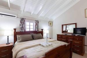 Postel nebo postele na pokoji v ubytování Lovely 2-Bed Apartment in the New Kingston Area