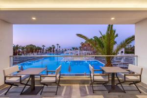 Bazén v ubytovaní Porto Bello Beach Hotel alebo v jeho blízkosti