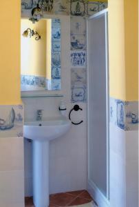La salle de bains est pourvue d'un lavabo et d'une douche. dans l'établissement Palazzo Maria, à Cefalù