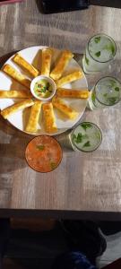 Ein Teller mit Pommes frites und Soße auf einem Tisch in der Unterkunft COSMOPOLITAN INN in Ventanilla