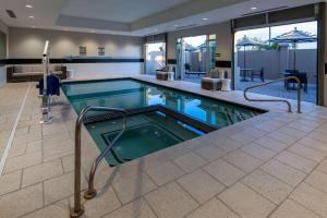 una gran piscina en una habitación de hotel en La Quinta Inn & Suites by Wyndham Maricopa Copper Sky en Maricopa