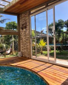 een huis met een zwembad en een groot raam bij Posada Agua Marina in La Paloma
