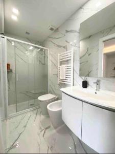 A bathroom at Le Suite con terrazzo Abitare Roma