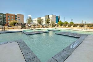Bazén v ubytování La Quinta Inn & Suites by Wyndham Lubbock Southwest nebo v jeho okolí