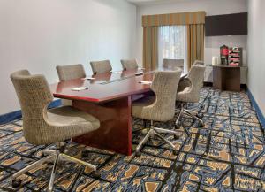 Posezení v ubytování La Quinta Inn & Suites by Wyndham Lubbock Southwest