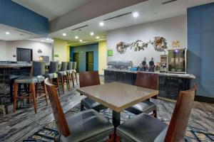 Posezení v ubytování La Quinta Inn & Suites by Wyndham Lubbock Southwest