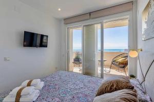 Posteľ alebo postele v izbe v ubytovaní 797 Holiday Rentals - Benalbeach- Moderno piso para 5 con vistas al mar